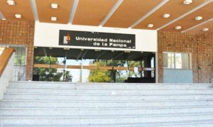 Unlpam edificio ingreso escalinatas junio2019