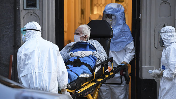 Coronavirus adultos evacuados geriatrico ambulancia caba 7mayo2020 1