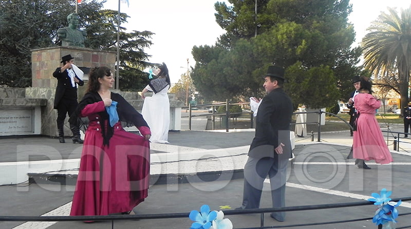 Dia bandera acto plaza baile parejas 20junio2020