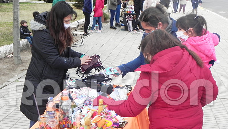 En la plaza San Martín se desarrolló una nueva edición de la "Feria con Vos". 