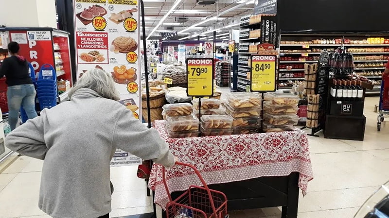 Supermercado Clienta Adulta Gondolas 26noviembre2020