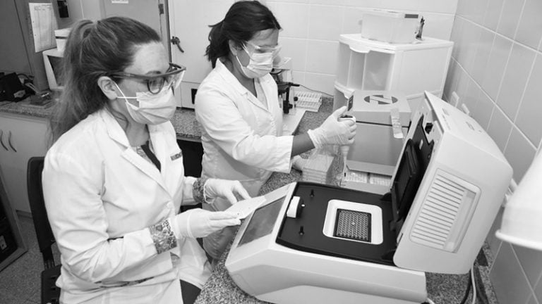 Coronavirus hospital luciomolas laboratorio analisis personal byn 18marzo2021