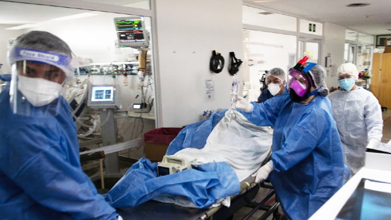 Coronavirus paciente traslado camilla medicos 20abril2021