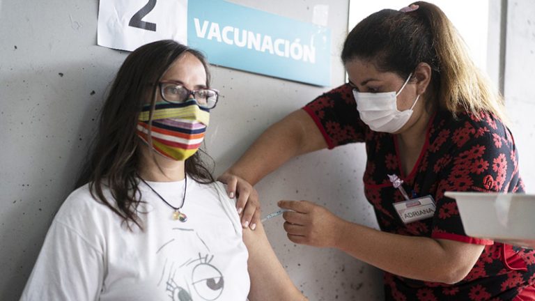 Coronavirus vacunacion enfermera paciente 3abril2021
