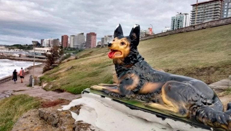 Estatua perro mardelplata 1abril2021
