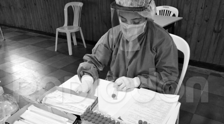 Hospital pabloflacoste coronavirus trabajadora hisopados byn 16mayo2021