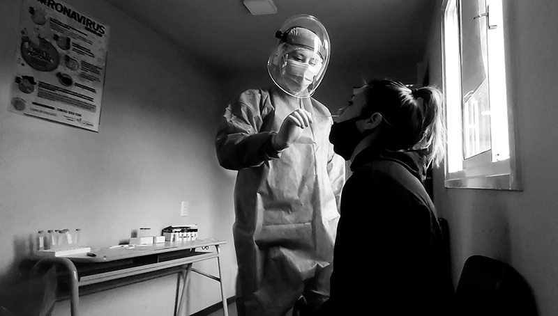 Coronavirus busquedaactiva santarosa hisopado enfermera paciente byn 30mayo2021