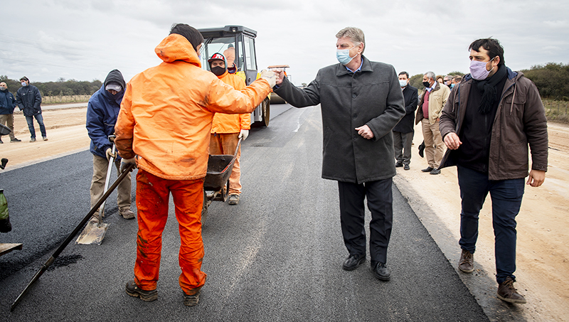 Ziliottosergio recorrida obras rutaprovincial4 saludo trabajador 18junio2021