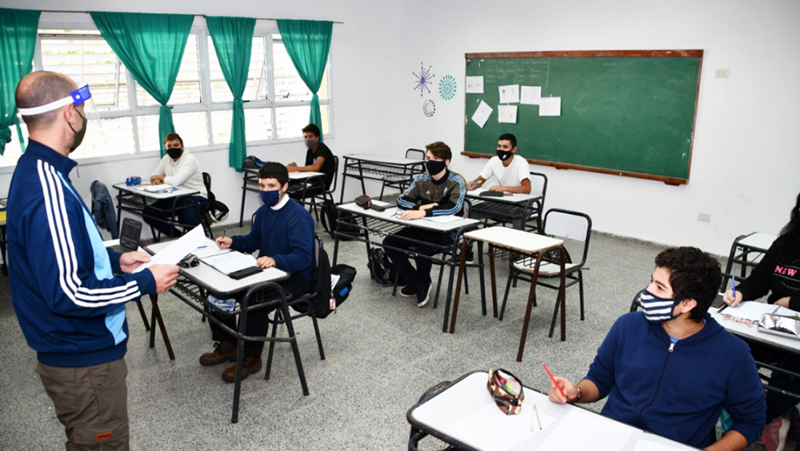 Clases profesor mascara alumnos barbijos 6julio2021
