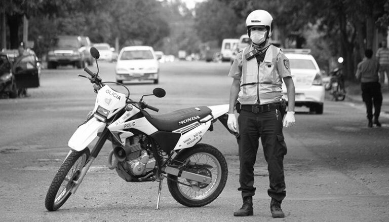 Policia Moto Calle Byn Archivo1