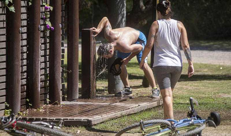 Ciclistas ola calor agua refresco 12enero2022