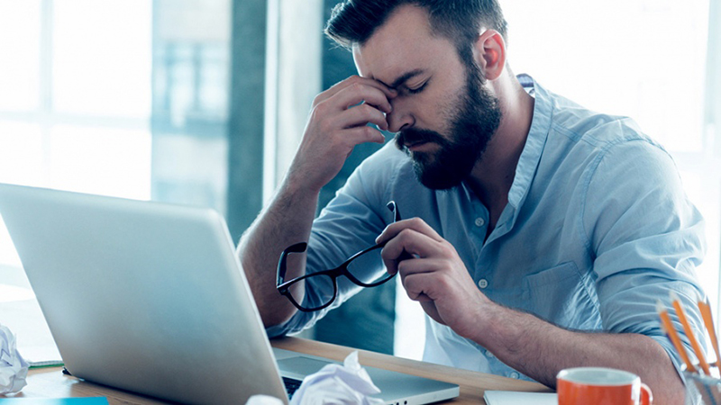 Trabajador Computadora Internet Cansancio 23marzo2022