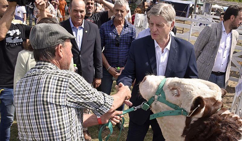 Ziliottosergio recorrida toro saludo productor exposicion santarosa 1octubre2022