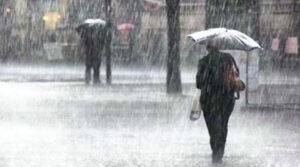 Tormenta lluvia mujer paraguas 26noviembre2022
