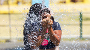 Calor ninios agua fuente 7enero2023