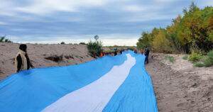 Rioatuel cauce bandera funcionarios vecinos plantas 12abril2023