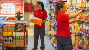 Supermercado trabajadoras gondolas 14abril2023