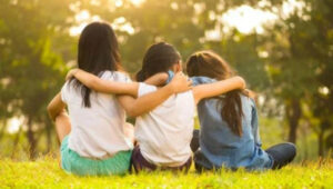 Ninias hermanas abrazo adopcion 5junio2023