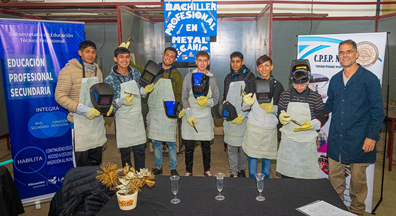 Educacionprofesionalsecundaria equipamiento alumnos soldadura 3julio2023