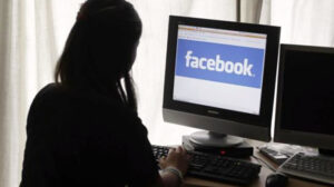 Facebook Mujer Computadora 22agosto2023