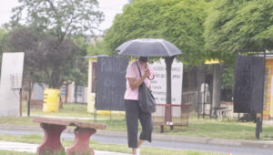 Tormenta Lluvia Mujer Paraguas Santarosa 14diciembre2023