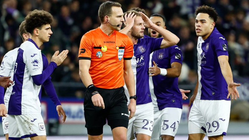 Belgica anderlecht genk protesta futbolistas 26enero2024