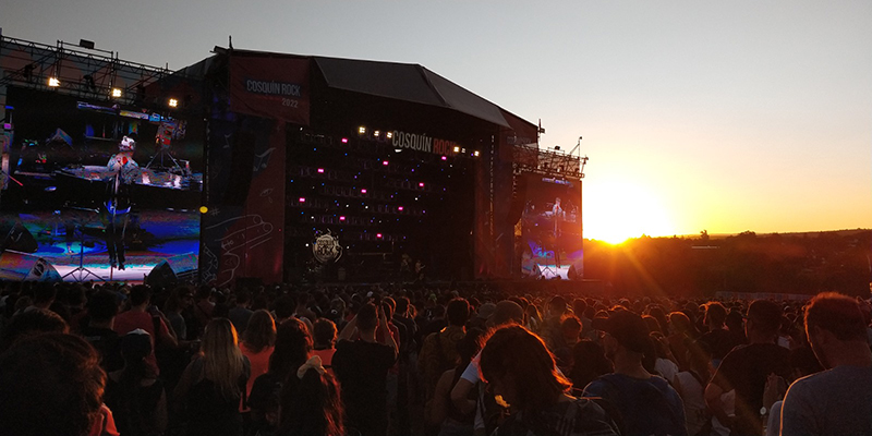 Cosquinrock publico escenario atardecer 1febrero2024