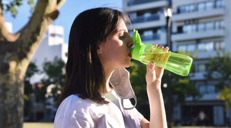 Calor Mujer Botella Agua Hidratacion 1febrero2024