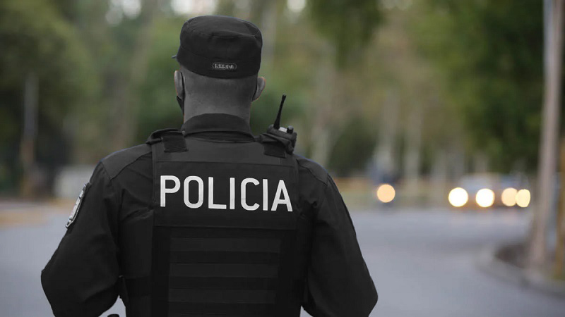 Policia lapampa espaldas agente edit 14marzo2024