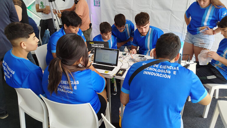 Clubdeciencias estudiantes netbooks 9diciembre2024