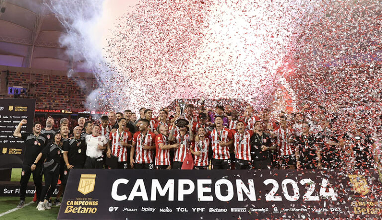 Estudiantes Lapampa Trofeodecampeones Festejo 22diciembre2024