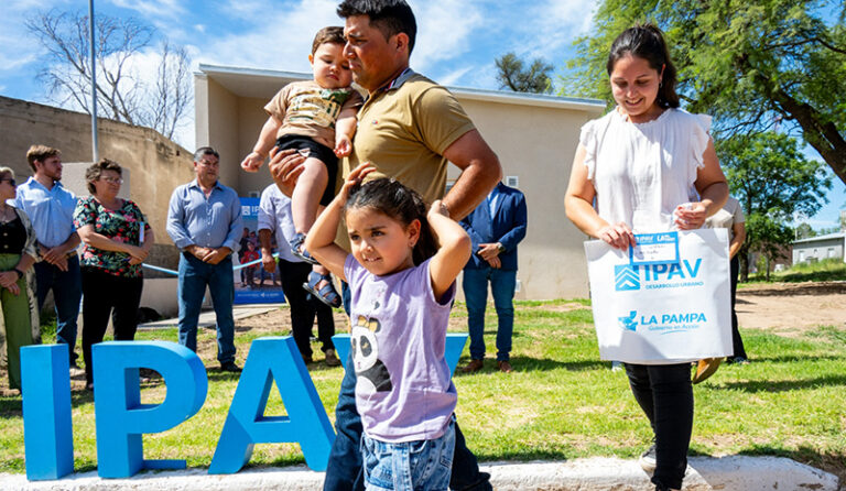 Ipav Entrega Viviendas Lamaruja Familia 16diciembre2024