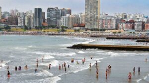 Turistas Playa Verano Mardelplata 28febrero2025