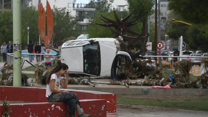 Bahiablanca Temporal Plaza Mujer Auto 9marzo2025