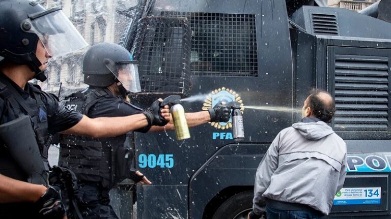 Gaspimienta policia manifestante 13marzo2025