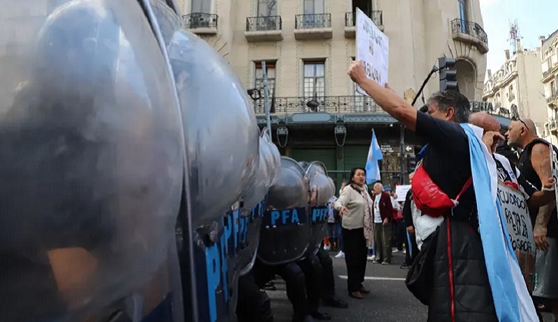 Jubilados marcha policia manifestante 12marzo2025