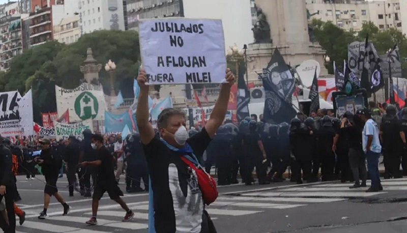 Jubilados marcha policia manifestante cartel 12marzo2025