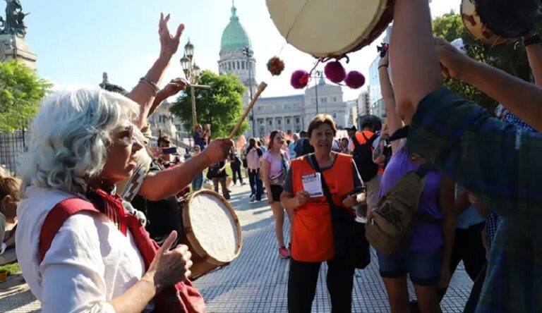 Jubilados protesta bombo 21marzo2025