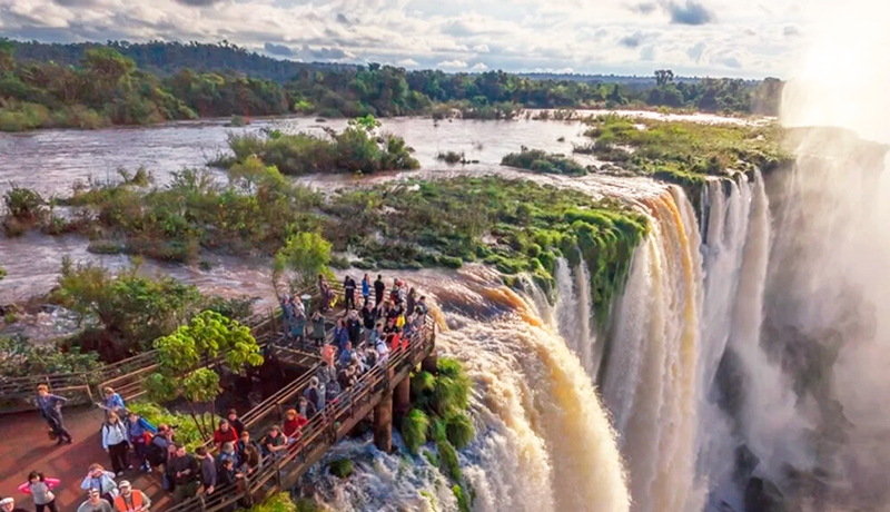 Cataratasdeliguazu turistas aerea 20abril2025