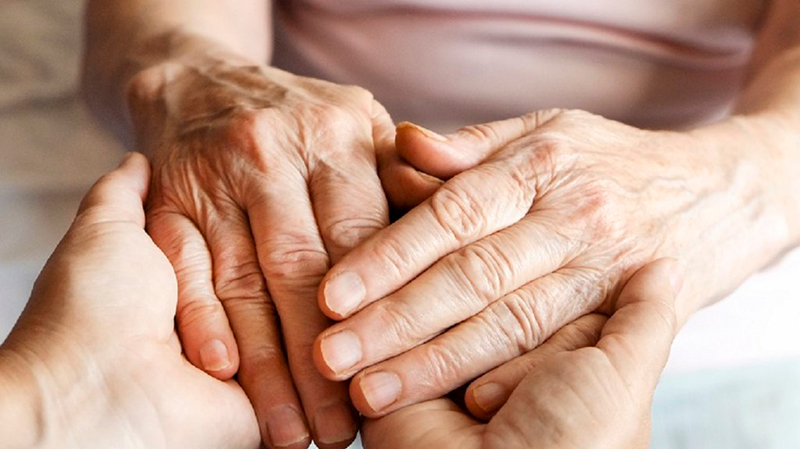 Adultos mayores manos 14abril2025