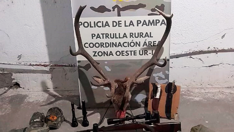Cazadores ciervocolorado detenidos carroquemado 7abril2025
