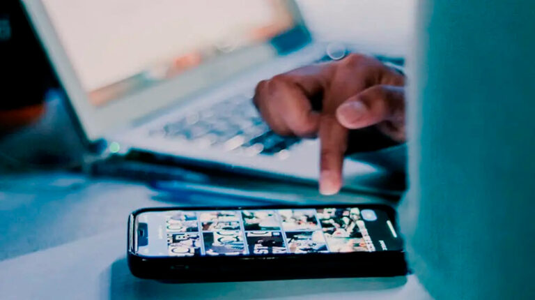 Redessociales instagram smartphone notebook 25abril2025