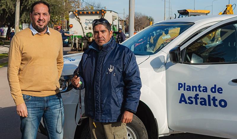 Dinapoliluciano entrega camioneta plantadeasfalto santarosa 14mayo2025