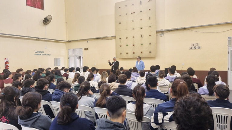 Educacion+justicia charla estudiantes colegio aliciamoeaudejusto intendentealvear 20mayo2025