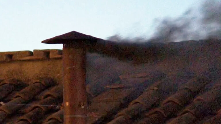 Vaticano fumata negra cardenales 7mayo2025
