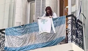 Fernandezcristina balcon saludo militantes 13junio2025