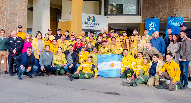 Mayoralalicia reconocimiento bomberosvoluntarios incendios patagonia 2junio2025 1