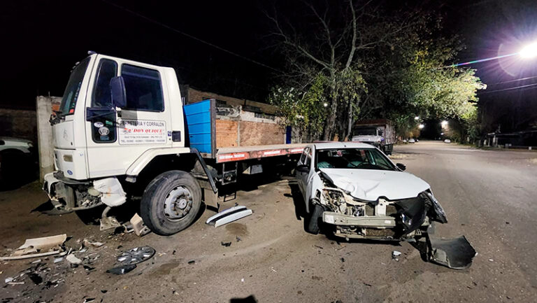 Choque auto camion estacionado generalpico 23junio2025