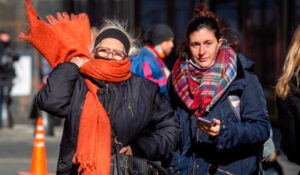 Invierno frio mujeres camperas bufandas 1junio2025