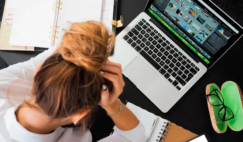Trabajadora notebook smartphone preocupacion 7junio2025
